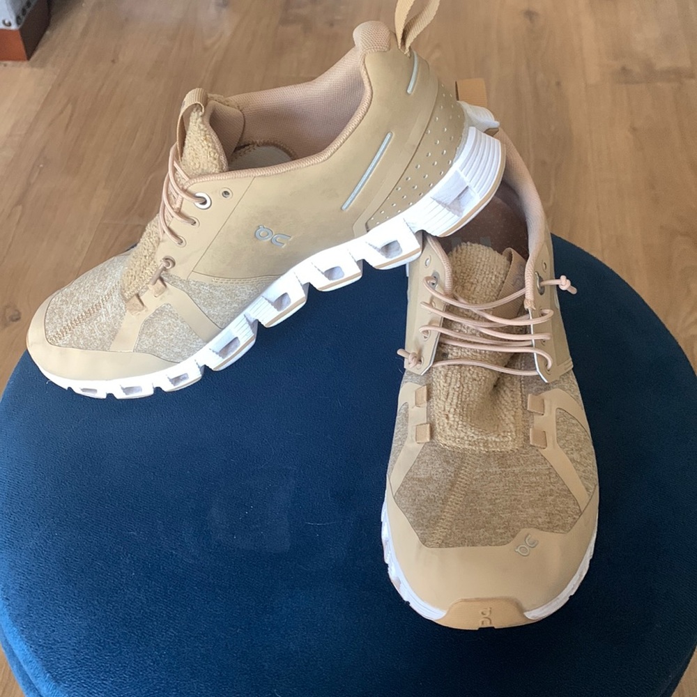 On Running Cloud 5 Terry Shoes in Tan